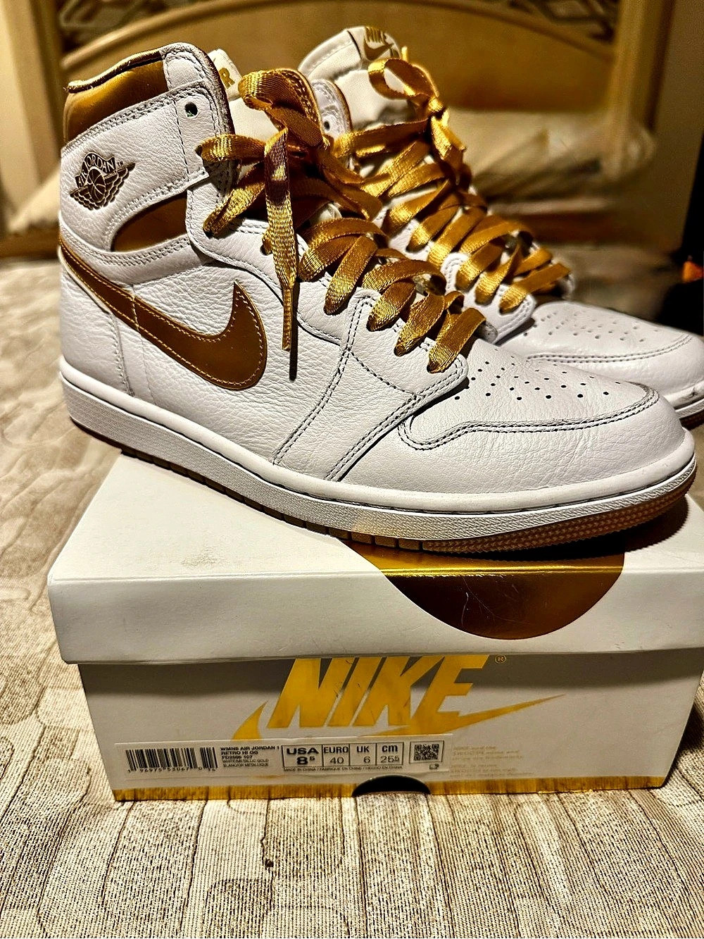 Nike Air Jordan 1 High-Top Sneakers in White & Gold US 8.5 Like New